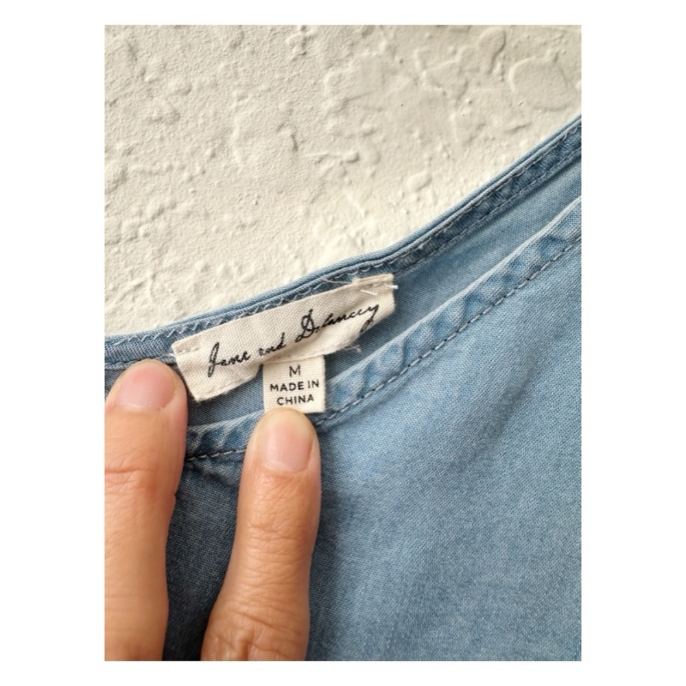 Jane and Delancey Chambray Top - Picture 4 of 5